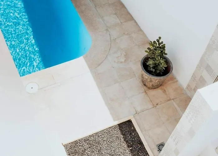 Holiday home Komfortables In Mit Privatem Garten Und Beheiztem Pool By Interhome