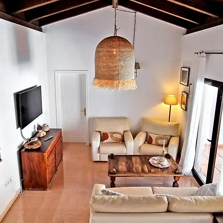 Nyaraló Komfortables In Mit Privatem Garten Und Beheiztem Pool By Interhome Corralejo