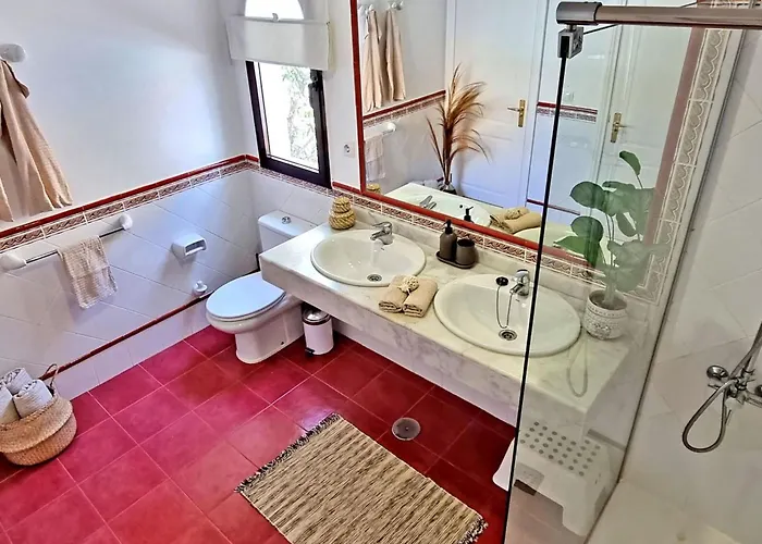 Komfortables In Mit Privatem Garten Und Beheiztem Pool By Interhome *