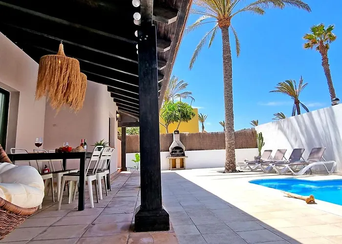 Komfortables In Mit Privatem Garten Und Beheiztem Pool By Interhome