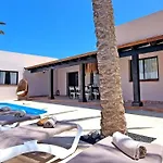 Дом отдыха Komfortables In Mit Privatem Garten Und Beheiztem Pool By Interhome