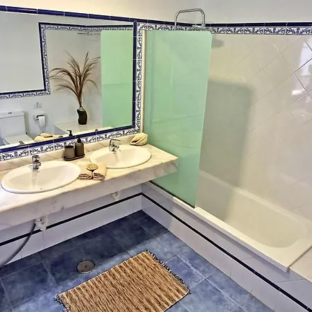 Dom wakacyjny Komfortables In Mit Privatem Garten Und Beheiztem Pool By Interhome *