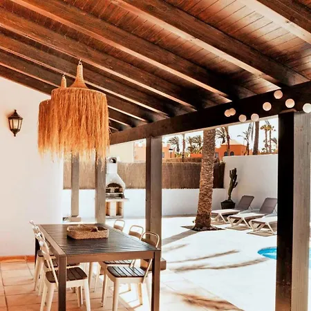 Vakantiehuis Komfortables In Mit Privatem Garten Und Beheiztem Pool By Interhome Corralejo