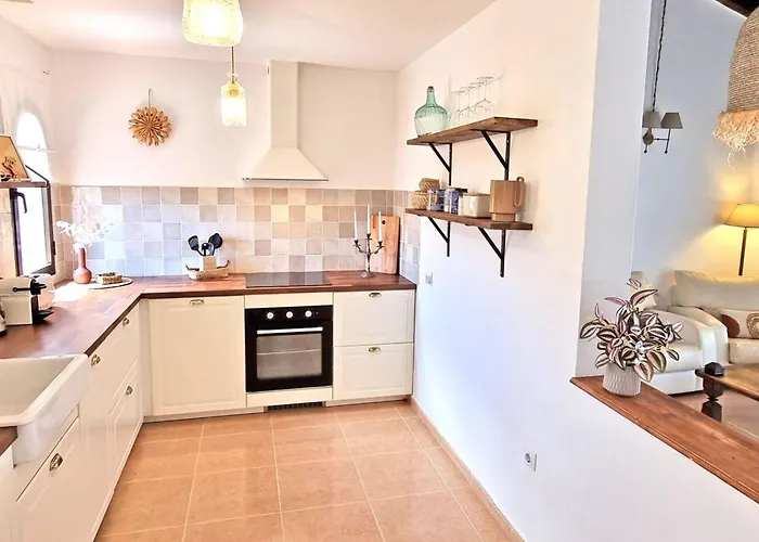 Komfortables In Mit Privatem Garten Und Beheiztem Pool By Interhome Tatil Evi