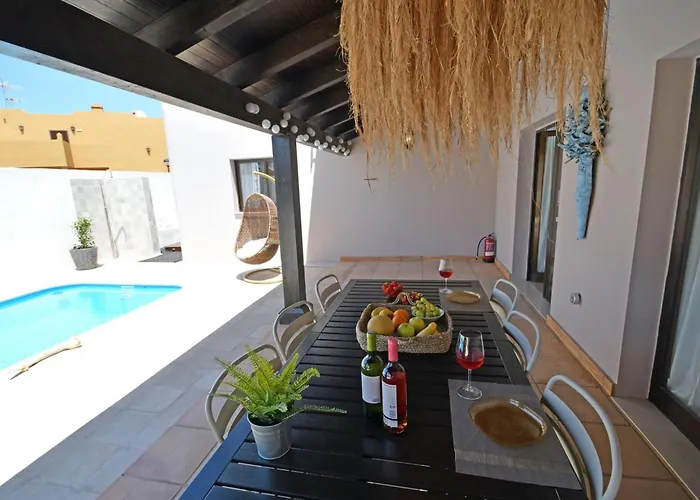 Komfortables In Mit Privatem Garten Und Beheiztem Pool By Interhome Tatil Evi *